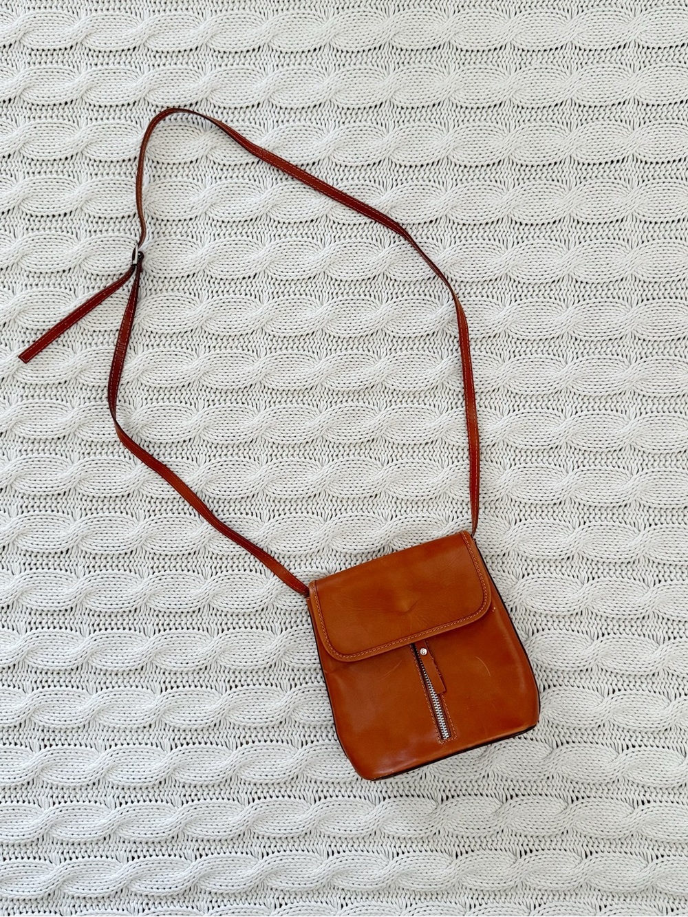 Vera Pelle Leather Crossbody Bag in Cognac Brown